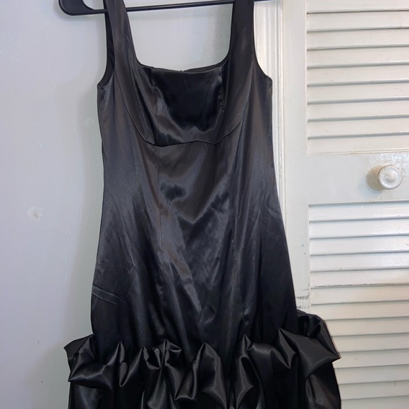 Black Ruffled Ruched Mini Sheath Dress - Picture 2 of 3